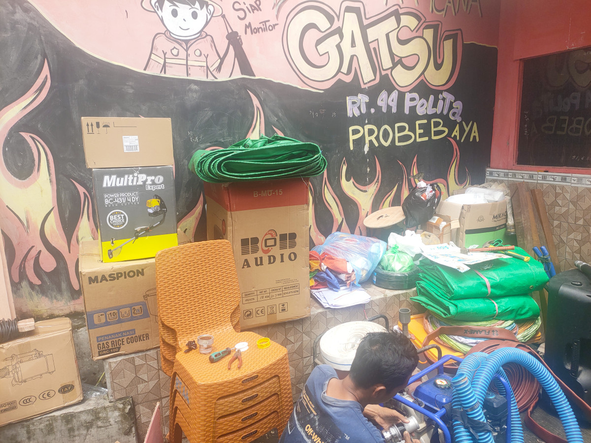 membersihkan gudang dan menurunkan lampu lampion yang tidak terpakai