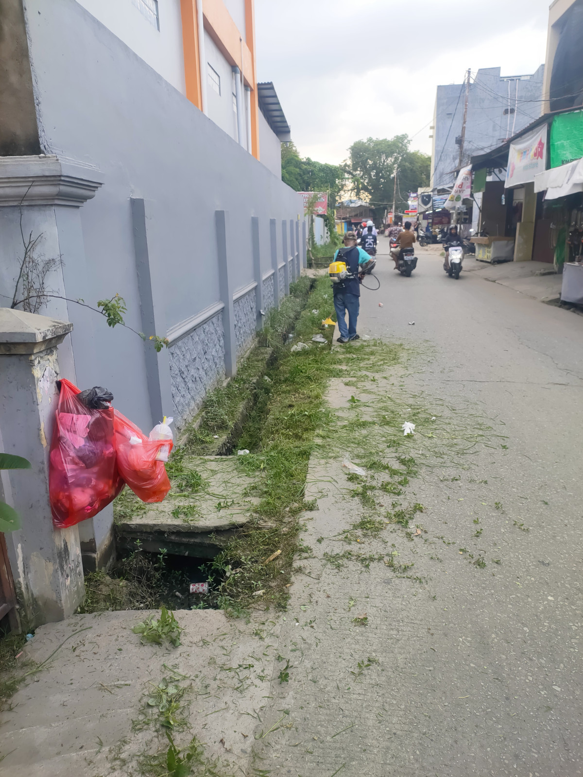 bersihkan rumput pinggir jl. gg mesjid