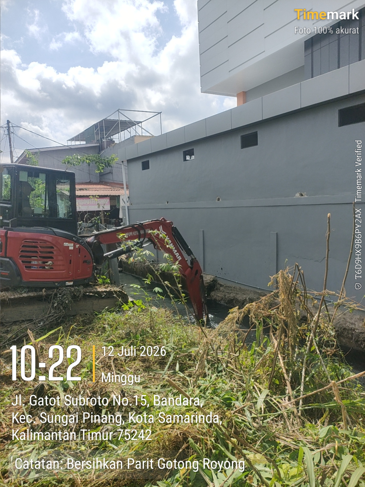 mengeruk segment parit di samping era