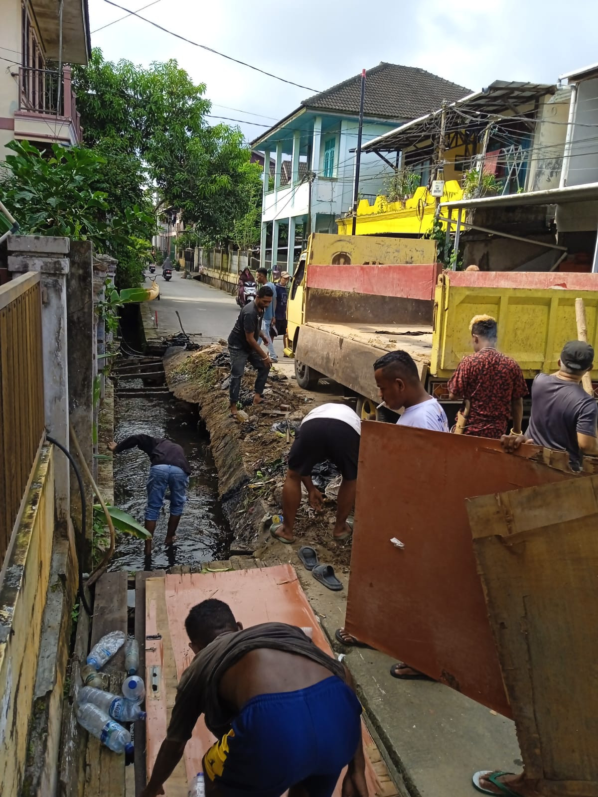 Pembersihan lingkungan jalan perjuangan