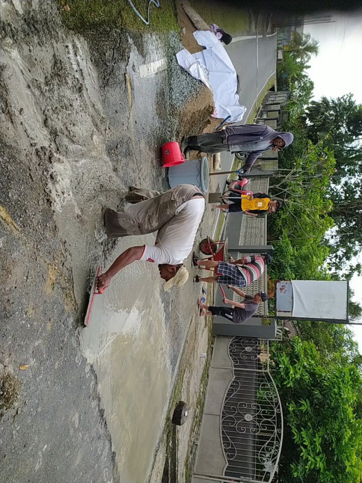 Kegiatan pengecoran jembatan amblas