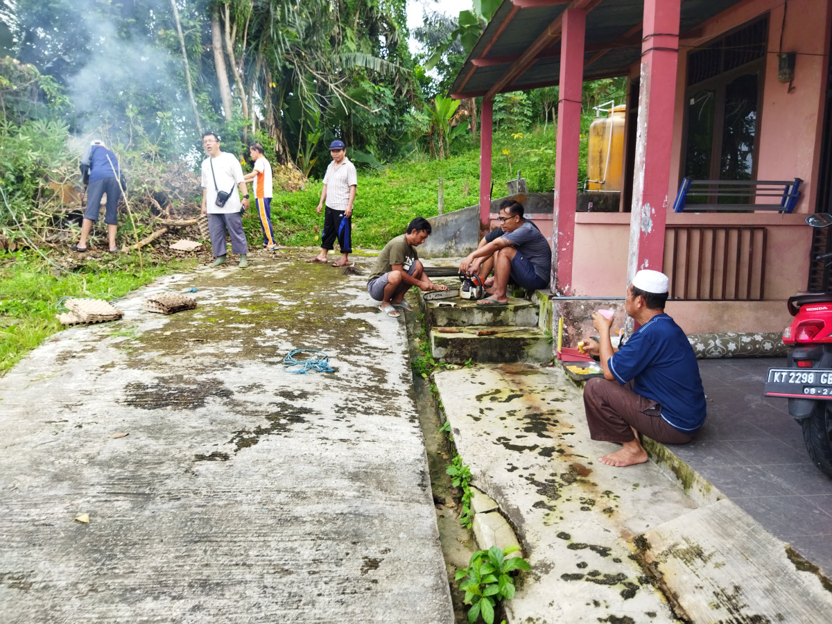 Kerja bakti dilingkungan fasum gerbang Dema RT. 18