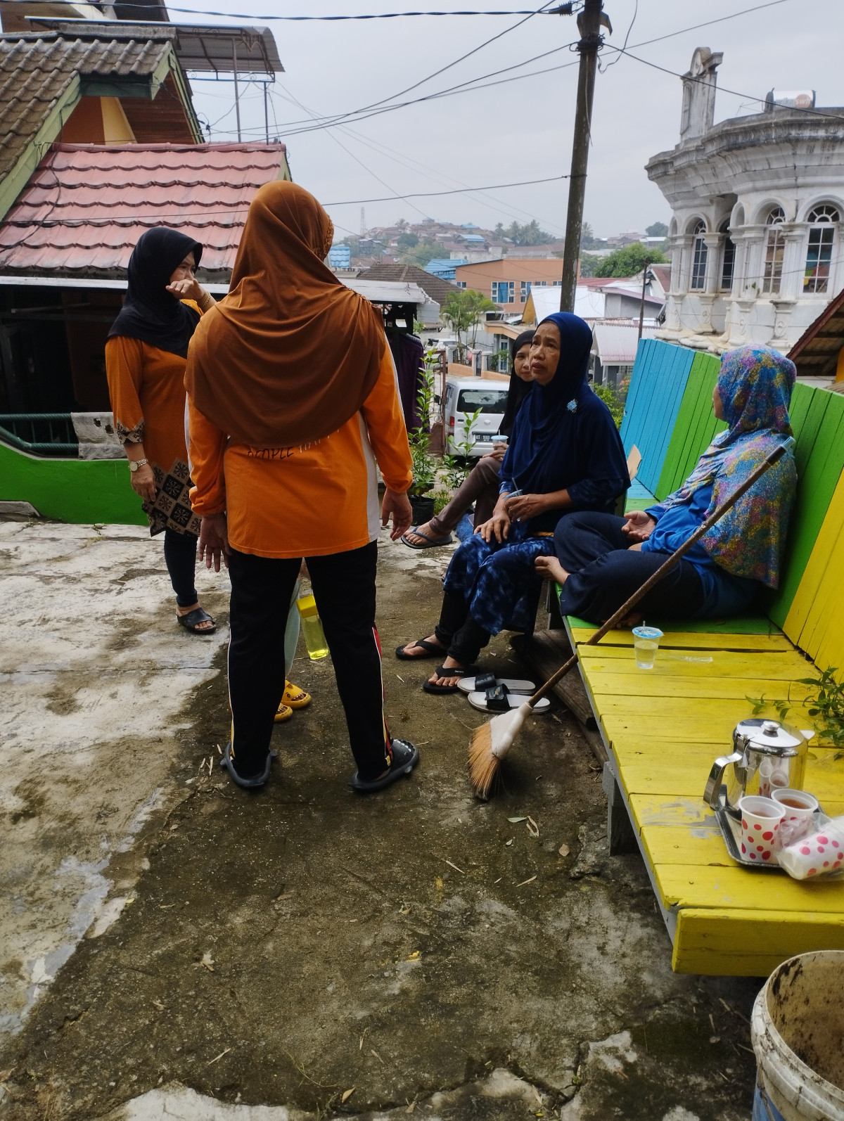 Pembersihan Balai RT dari sampah dan rumput rumput
