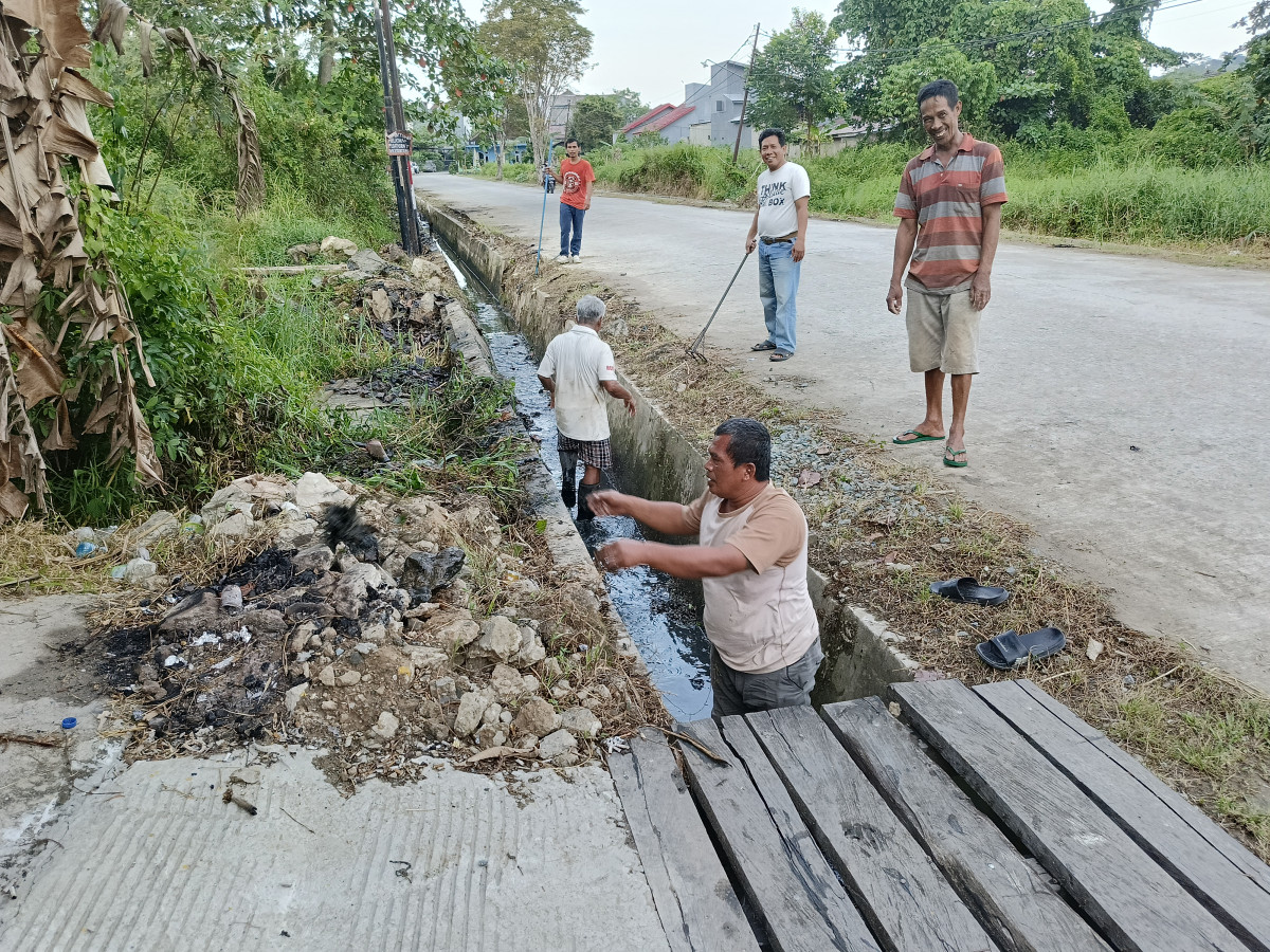 kegiatan bersih jalan utama RT 27