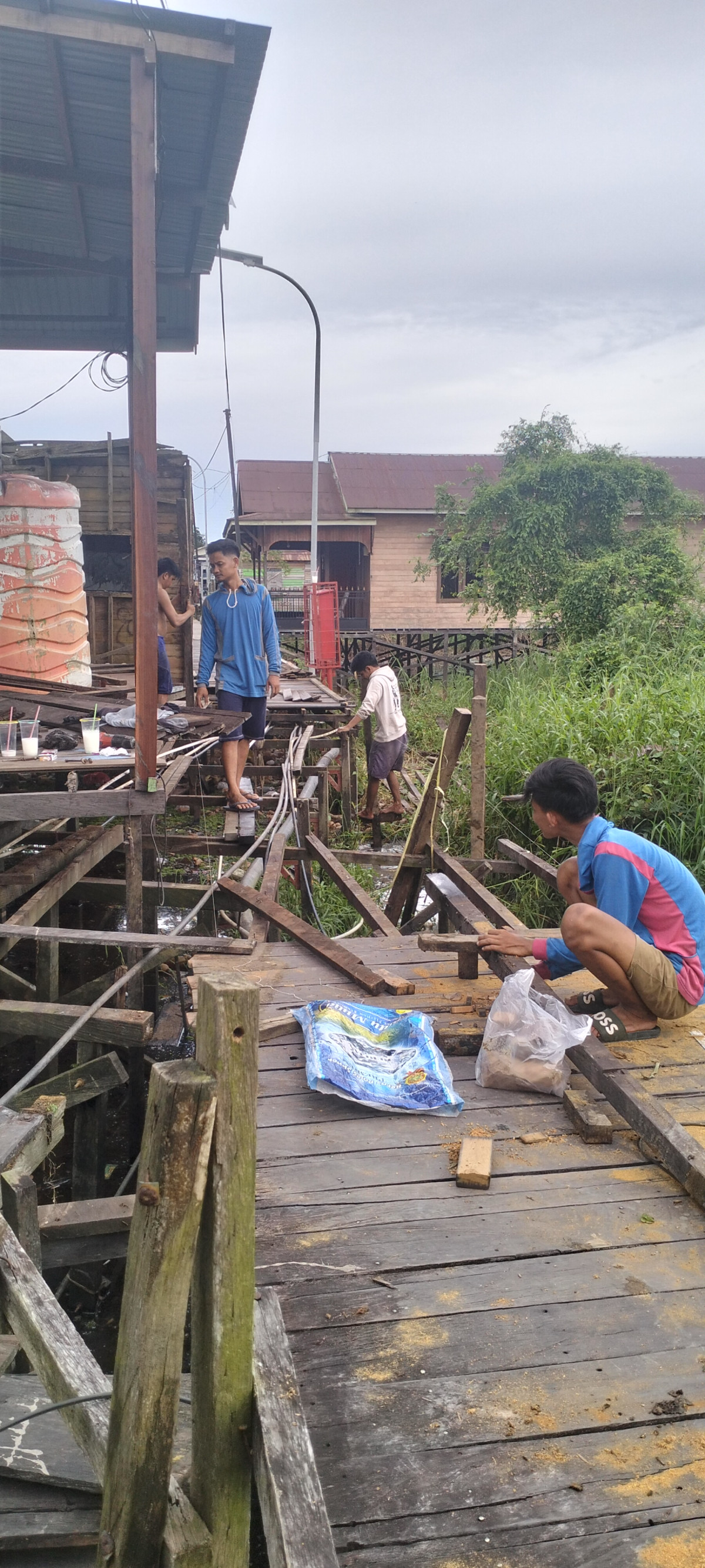 Gotong royong perbaikan jalan