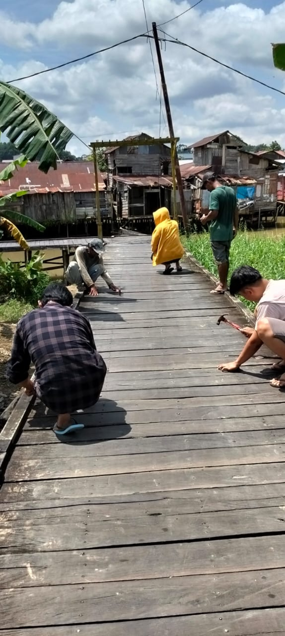 Perbaikan jalan kayu berbunyi