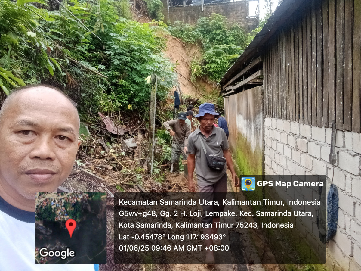 Longsor tanah di warga rt. 04