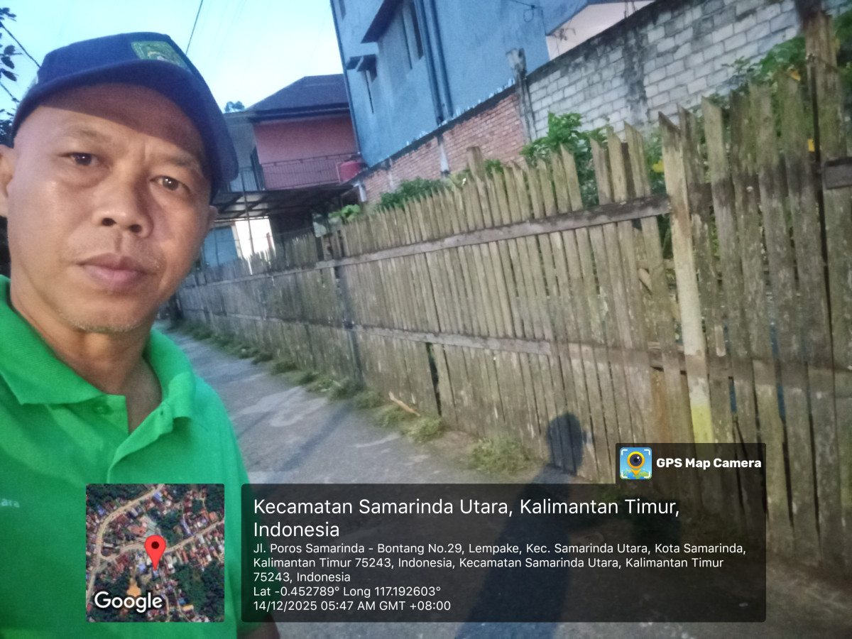 Membersihkan rumput pinggir jln masuk gang