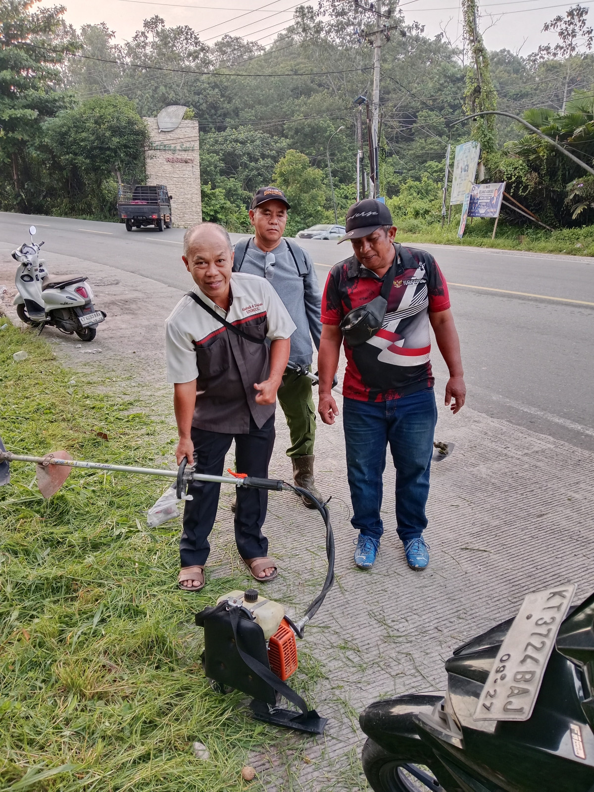 Membersihkan sekitar TPS Kebon Agung