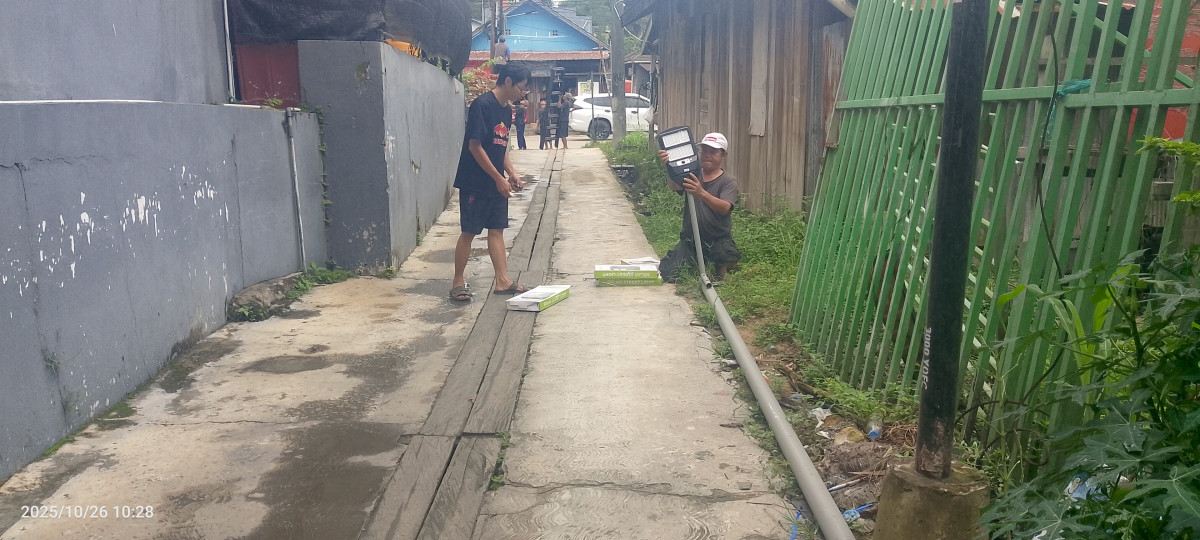 Pemasangan lampu penerangan jalan