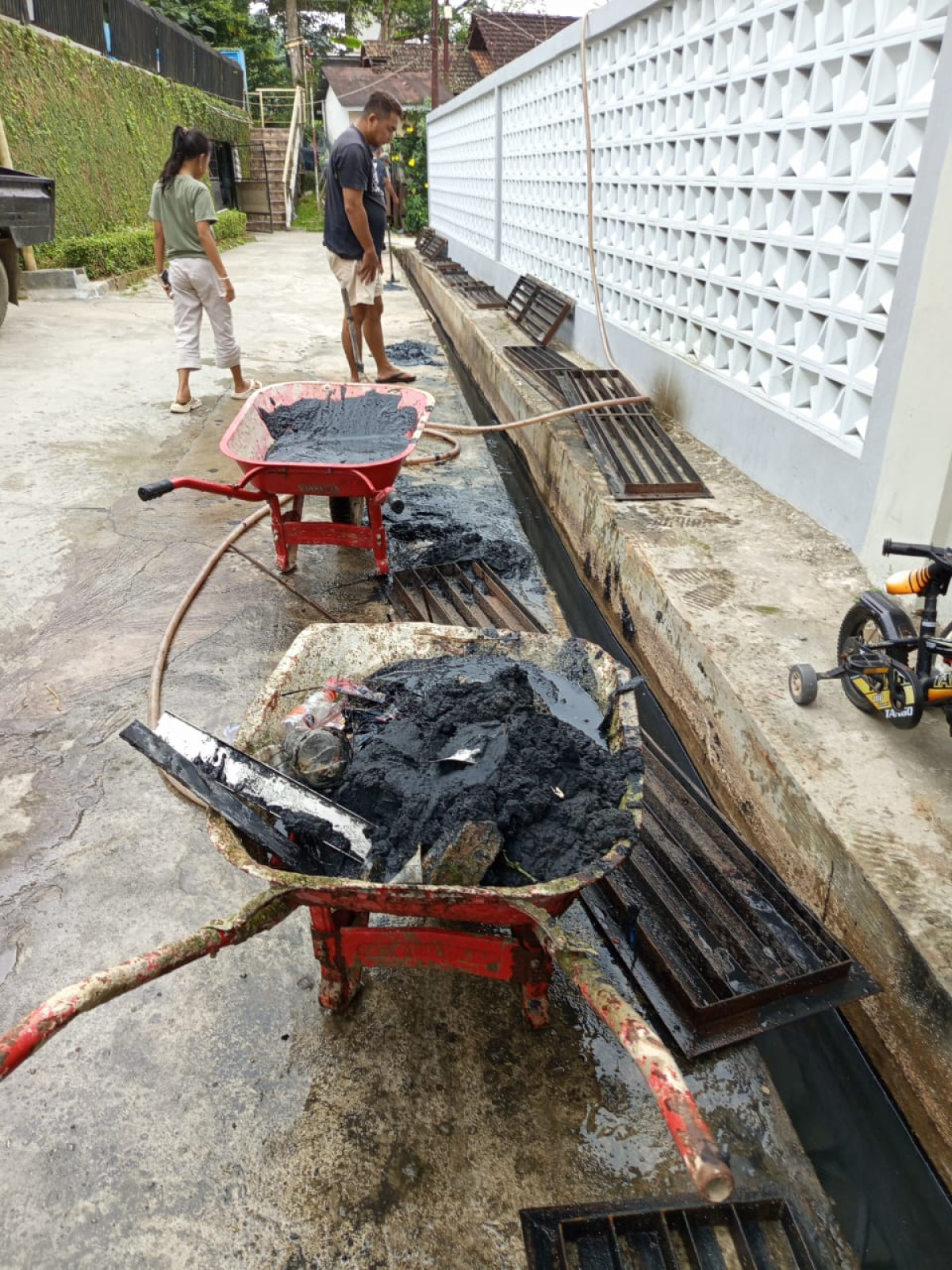 Kerja Bakti Pembersihan selokan