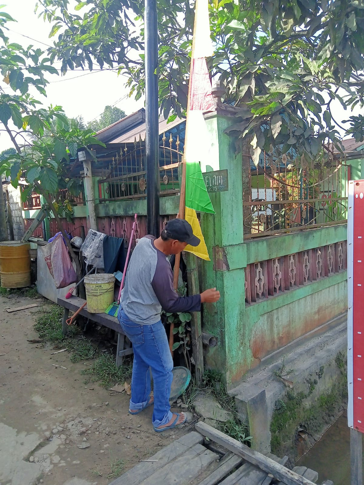 Kerja Bakti Pasang umbul umbul