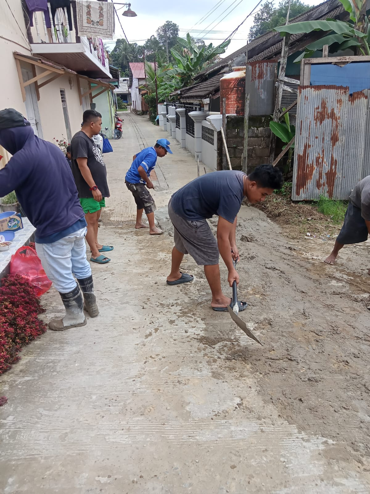 Kerja bakti pemasangan pipa saluran parit
