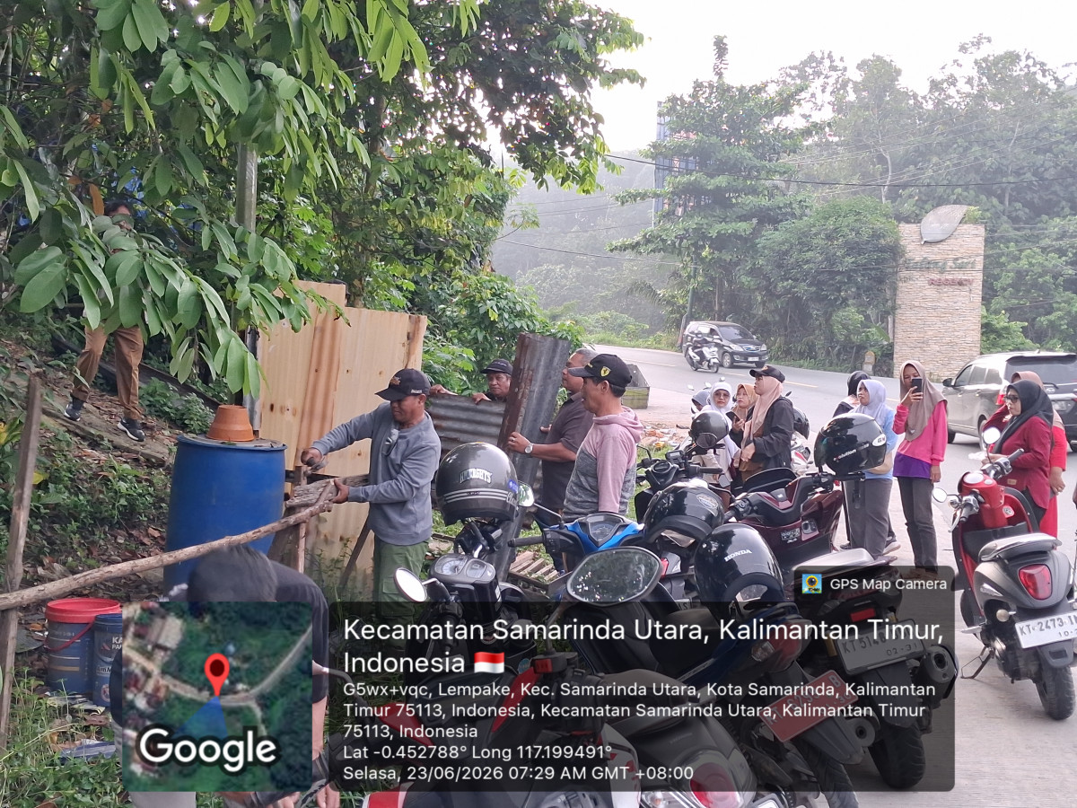 Gotongroyong serentak Pokmas 1 dan Plt.Lurah dan Staff