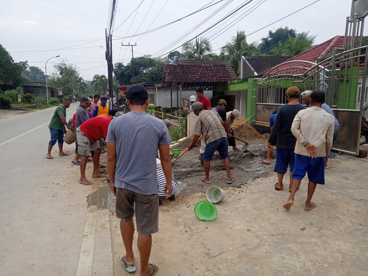 gotong royong.