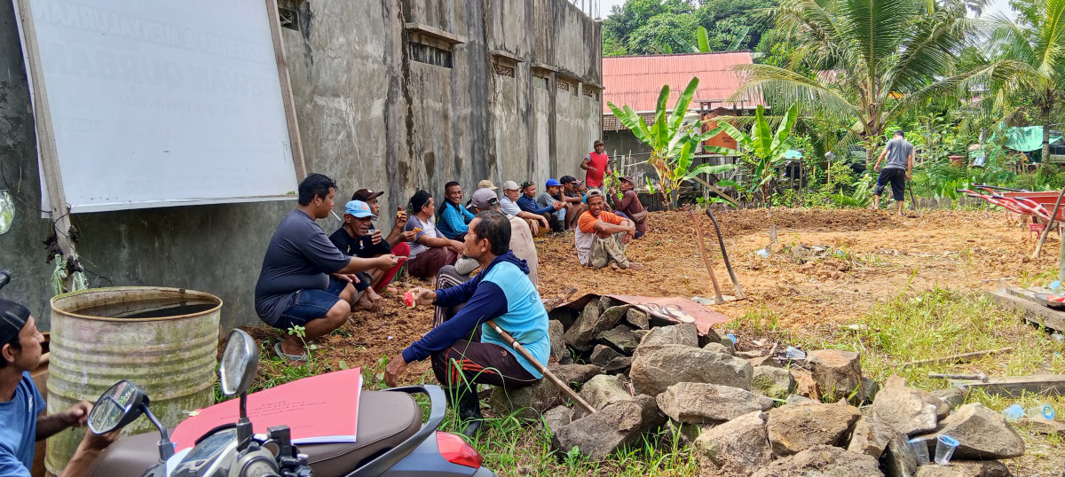 Gotong royong meratakan lahan TPA