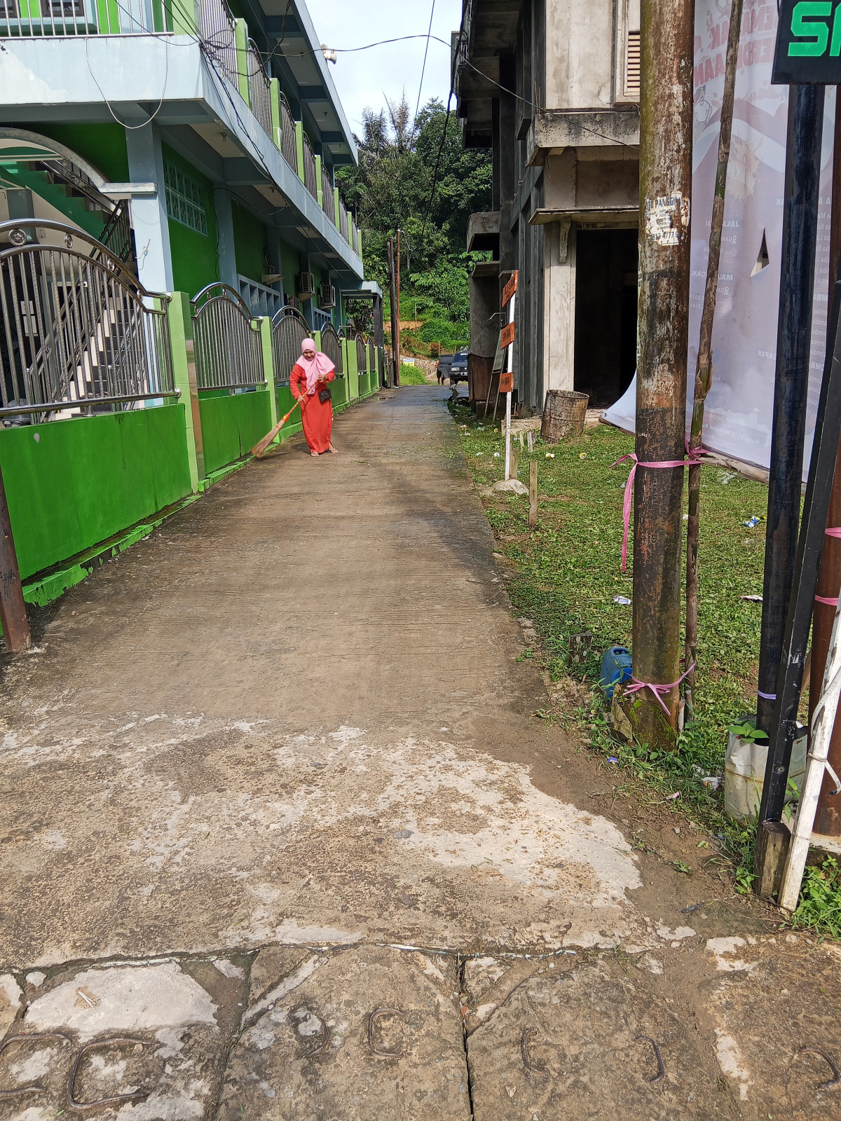 Kerja bakti lingkungan masjid