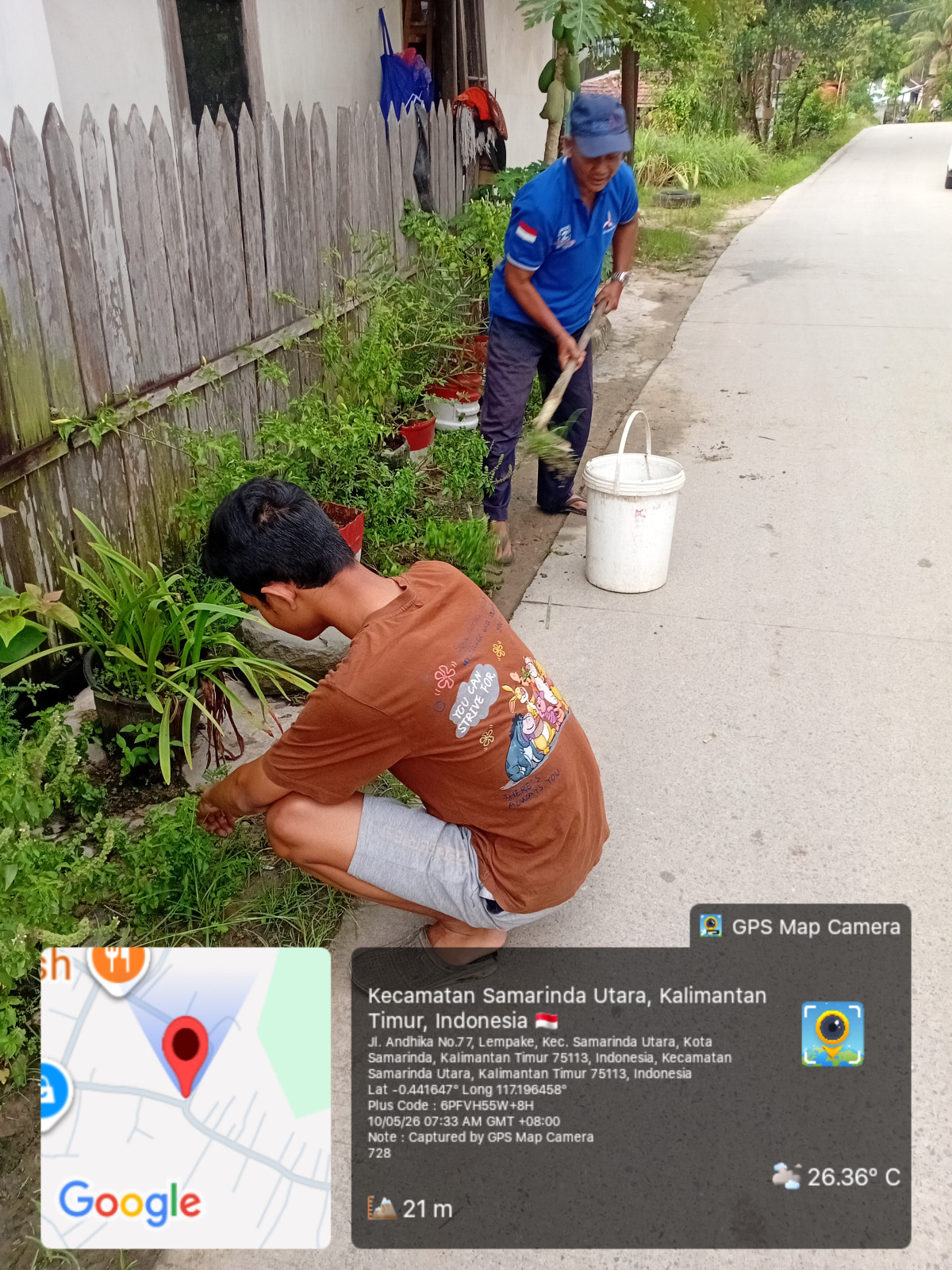 Membersihkan rumput dan sampah plastik