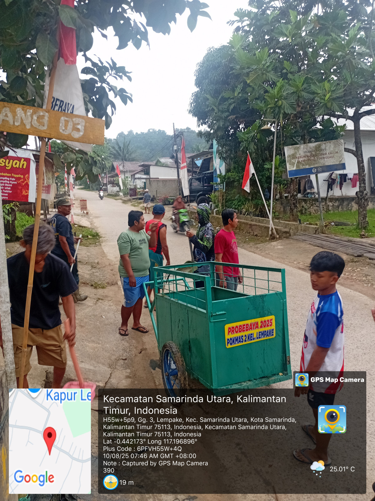 Membersihkan paret dn mengecat gapura