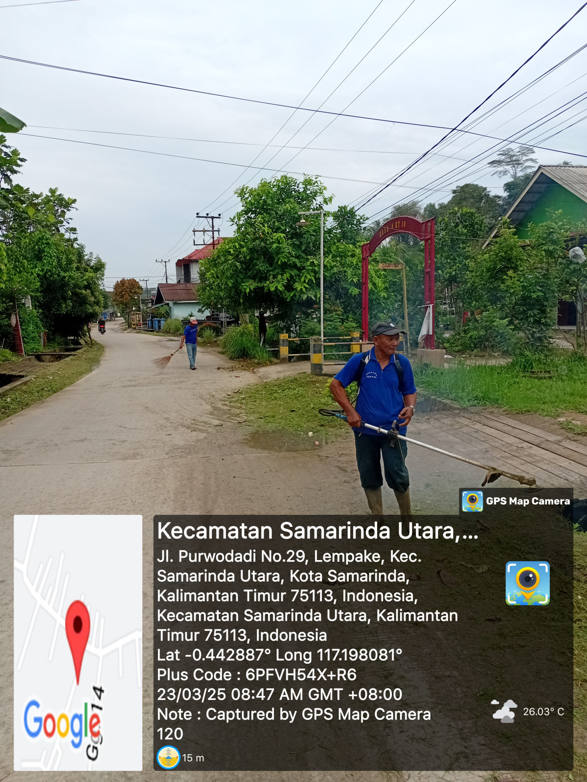 Potong rumput di jalan utama