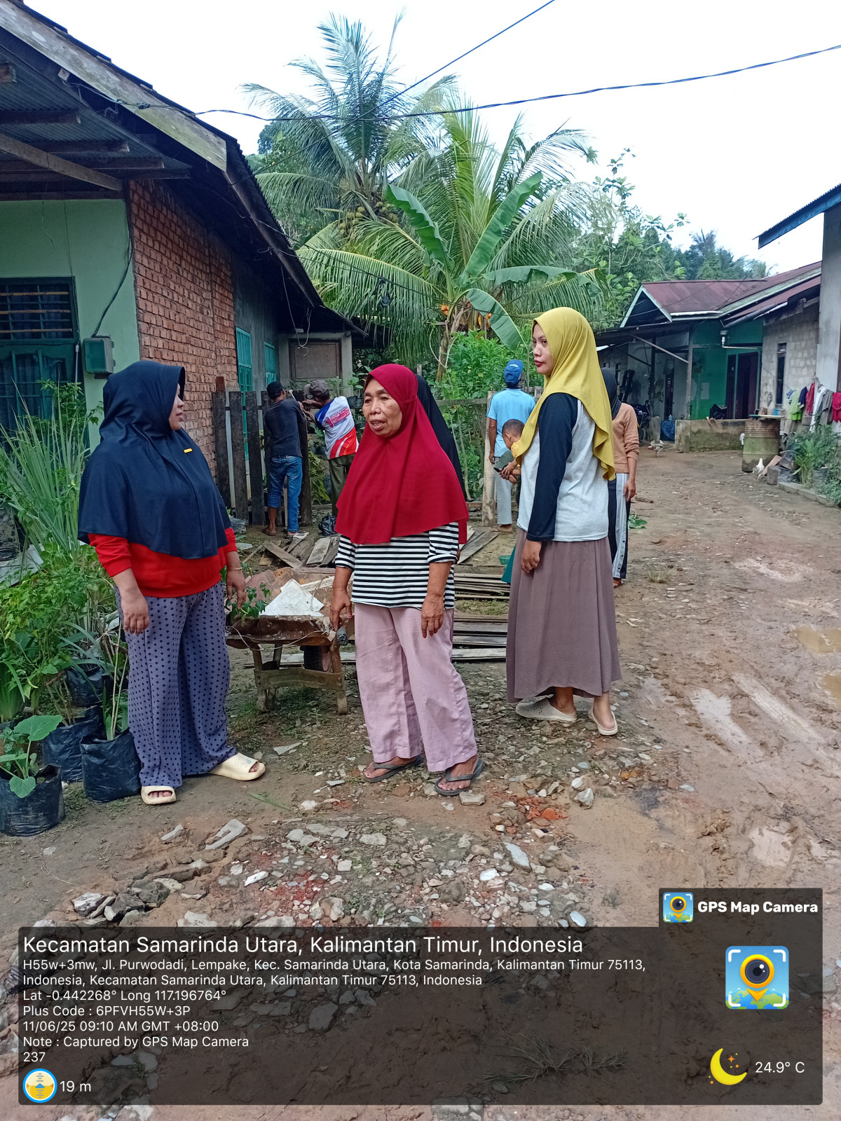 Memperbaiki toga dan membersihkan sampah sisa banjir