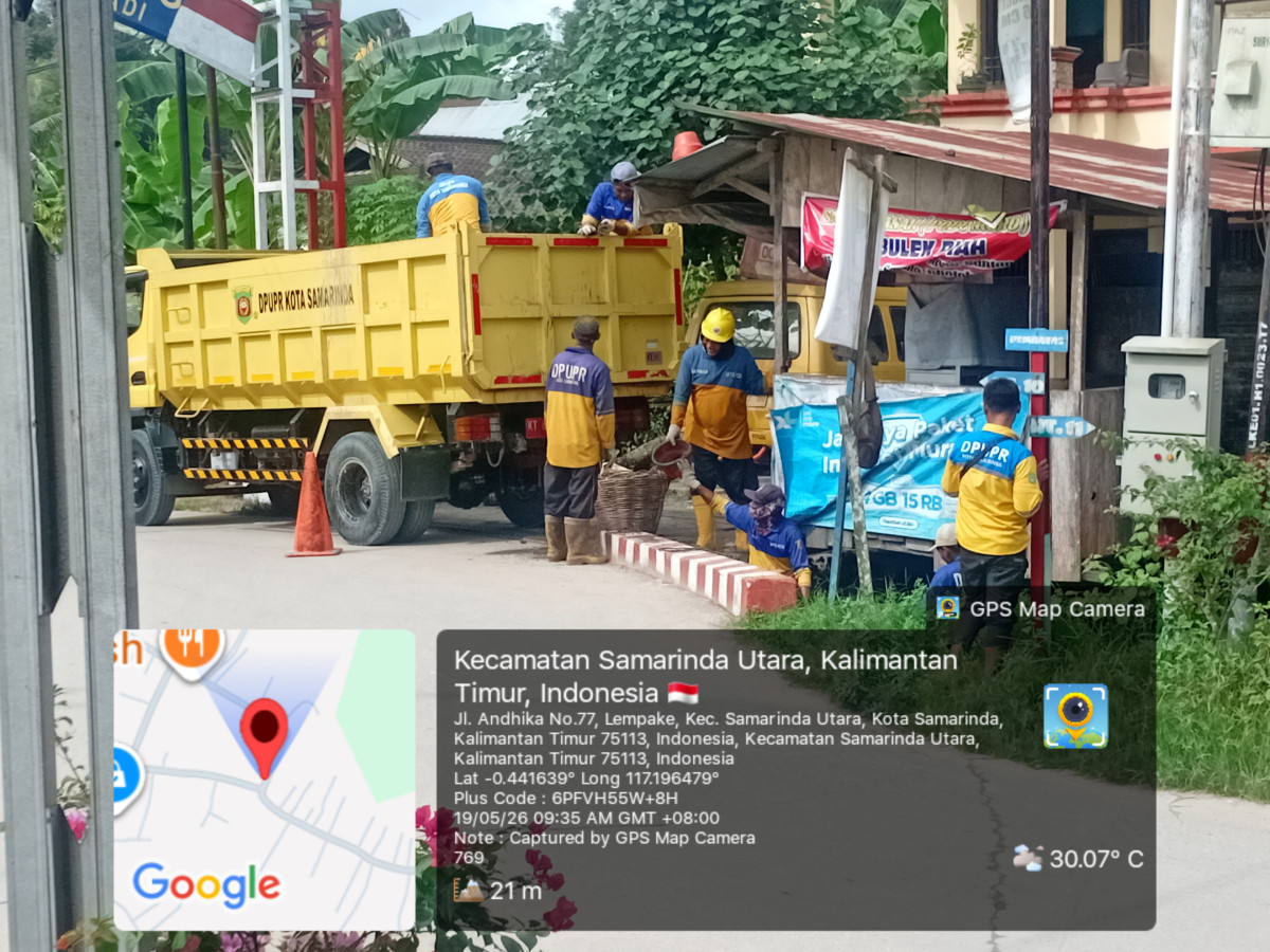 Mengeruk sedimen di bawah jembatan