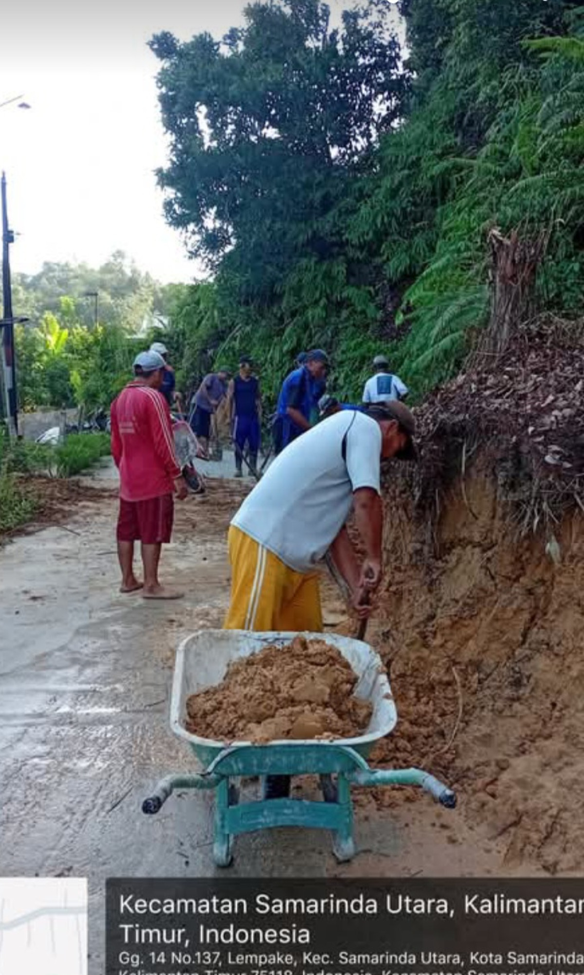 Membersihkan longsoran tanah