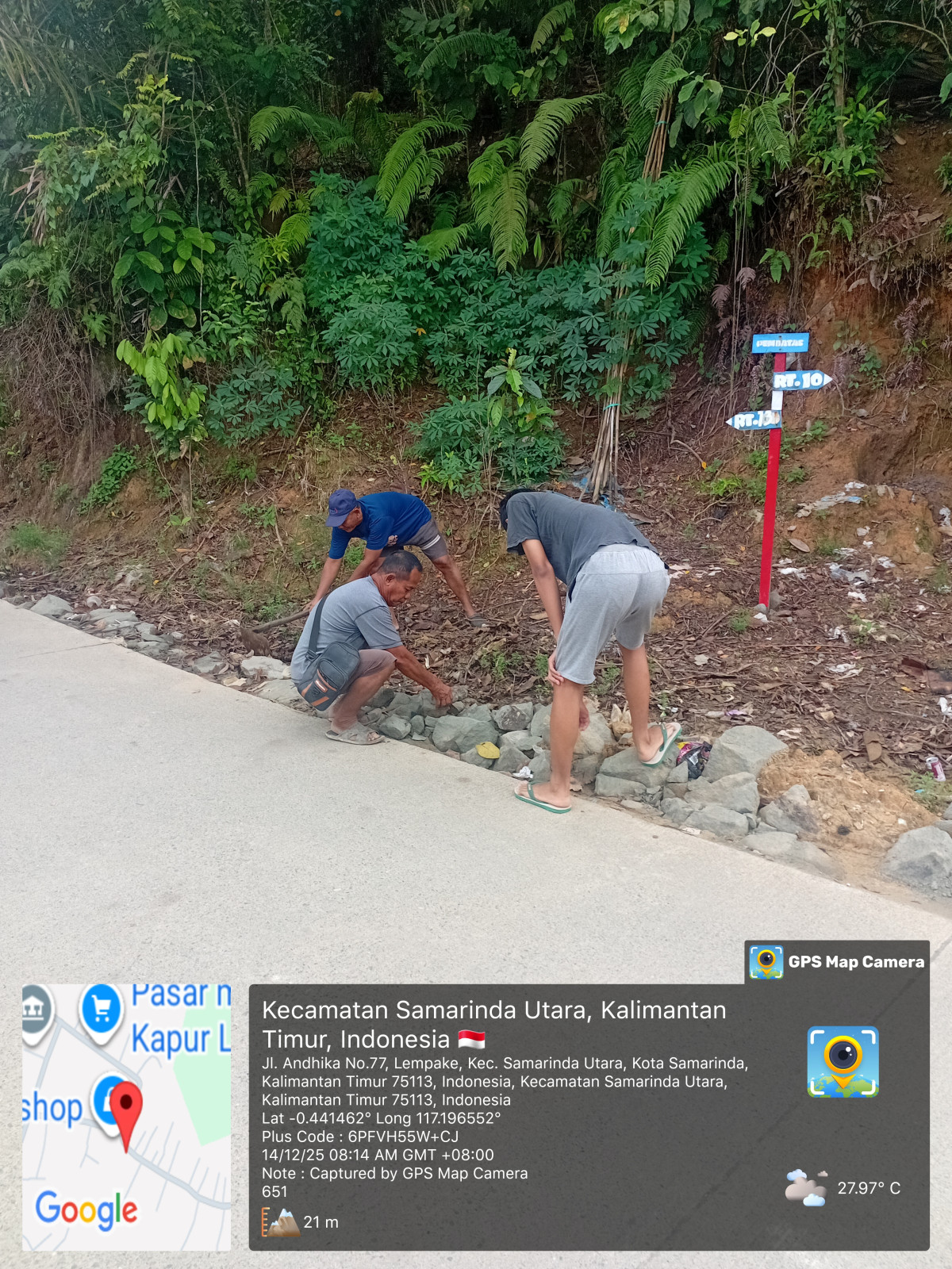 Membersihkan sampah dn melancarkan saluran air