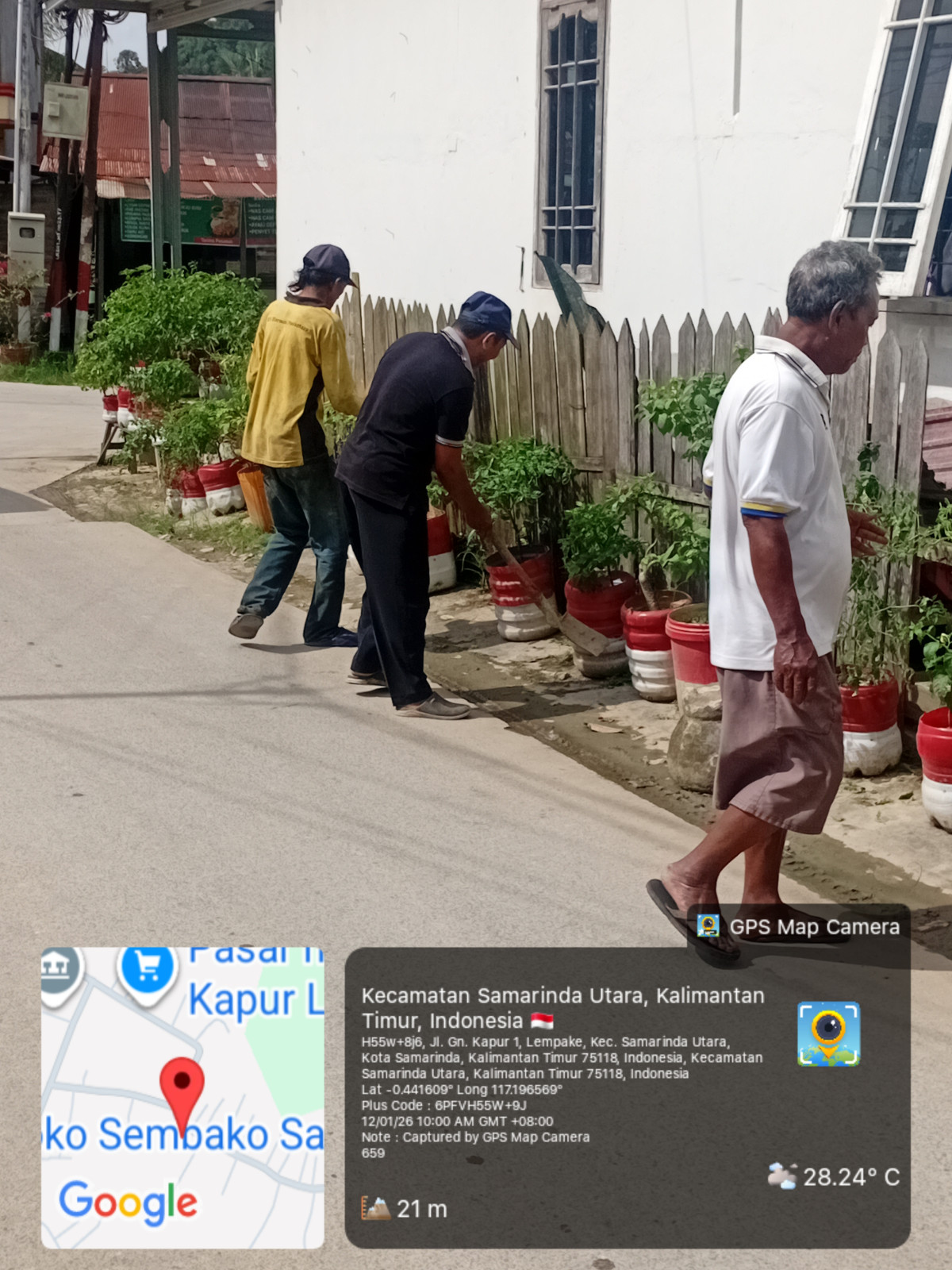 Membersihkan sampah dan menata tanaman