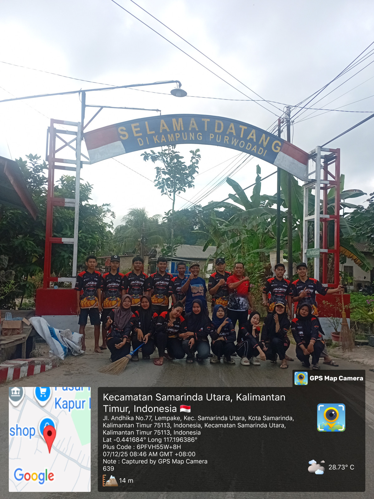 Membersihkan rumput dan memungut sampah