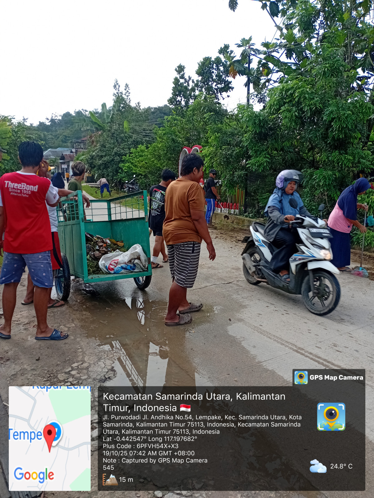 Membersihkan sampah plastik di jalan utama