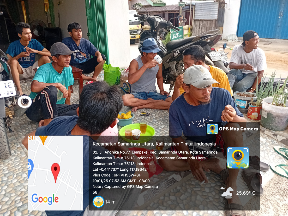 Gotong royong pasang umbul2