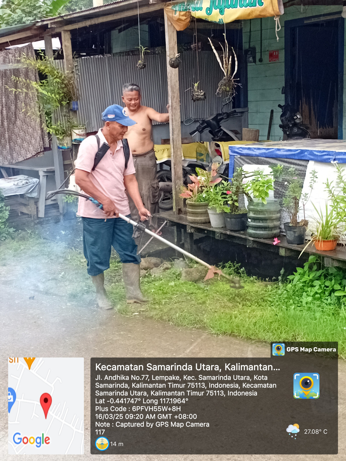 Membersihkan jalan utama