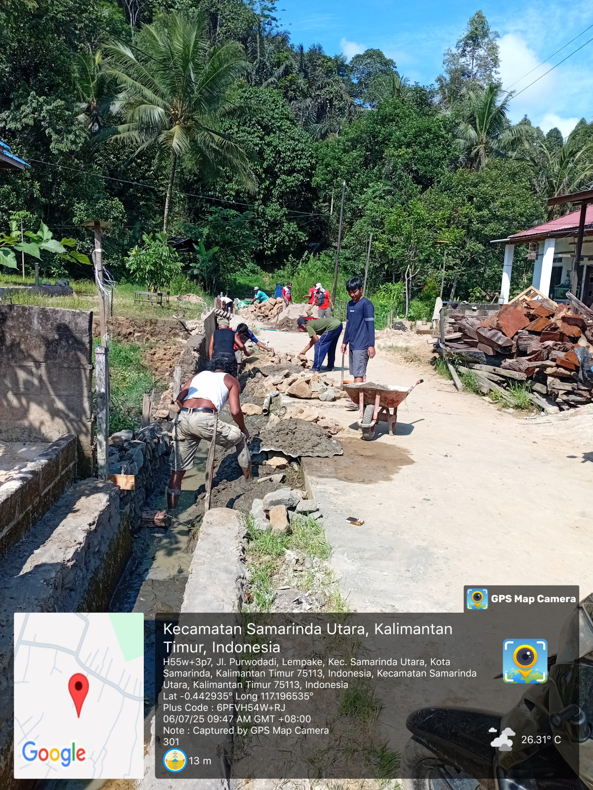 Perbaikan jembatan kayu dn perbaikan pembuangan air kotor