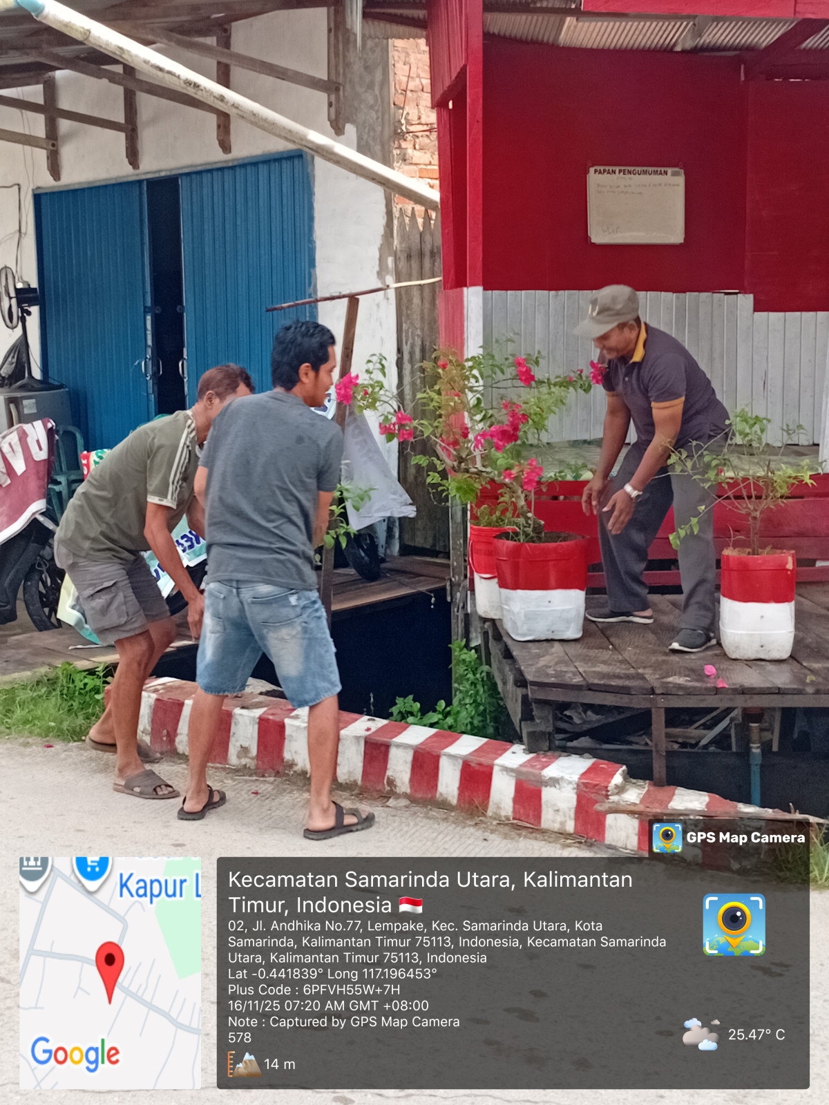 Membersihkan sampah dan menata tanaman