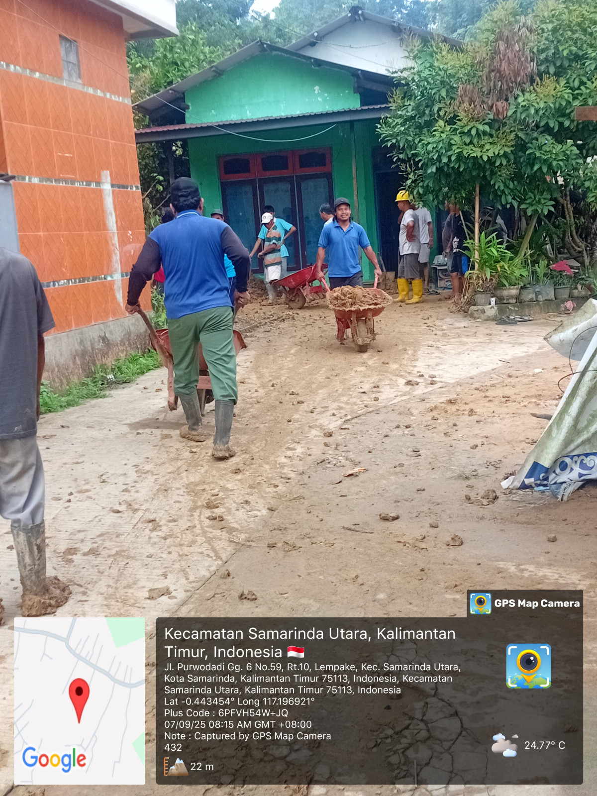 Memambal dan membersihkan saluran air kotor