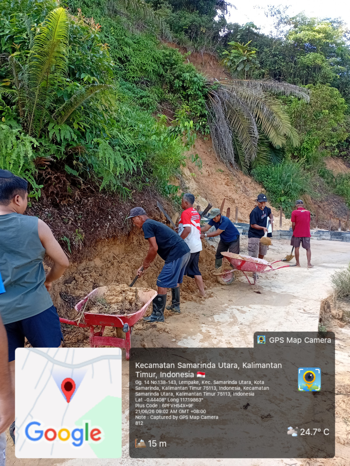 Membersihkan tanah longsor