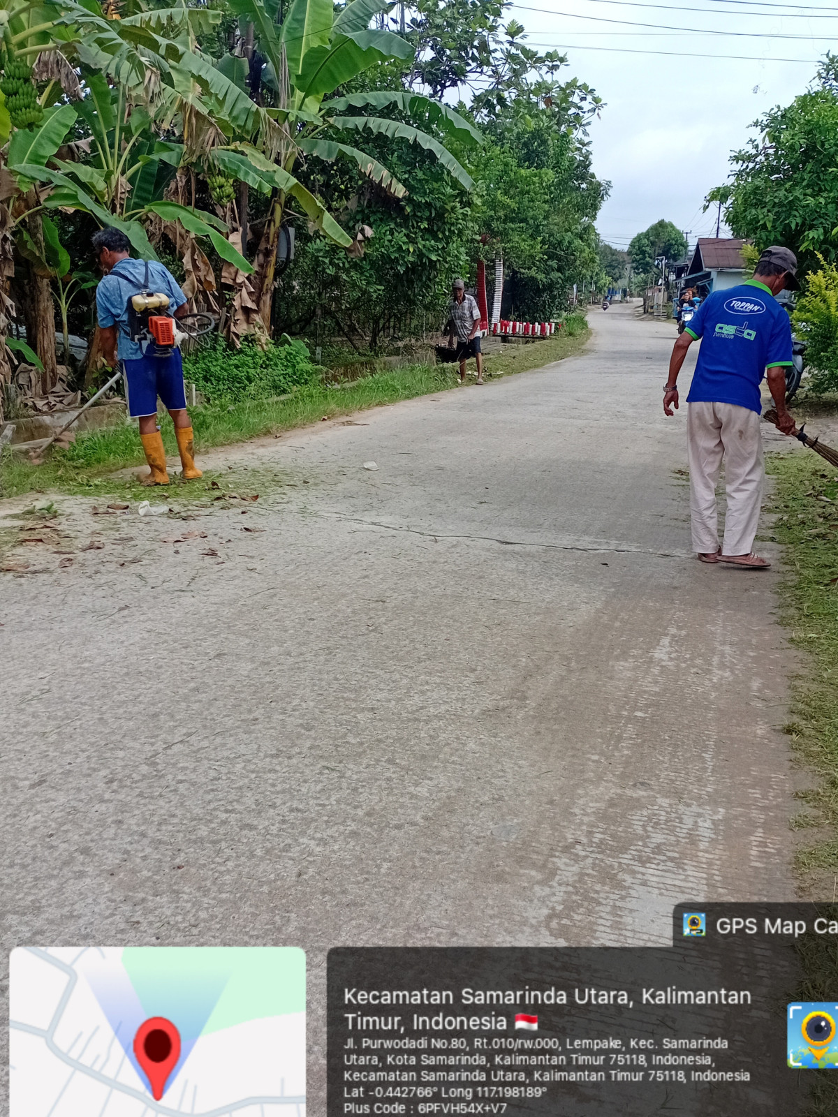 Motong rumput dan membersihkan sampah