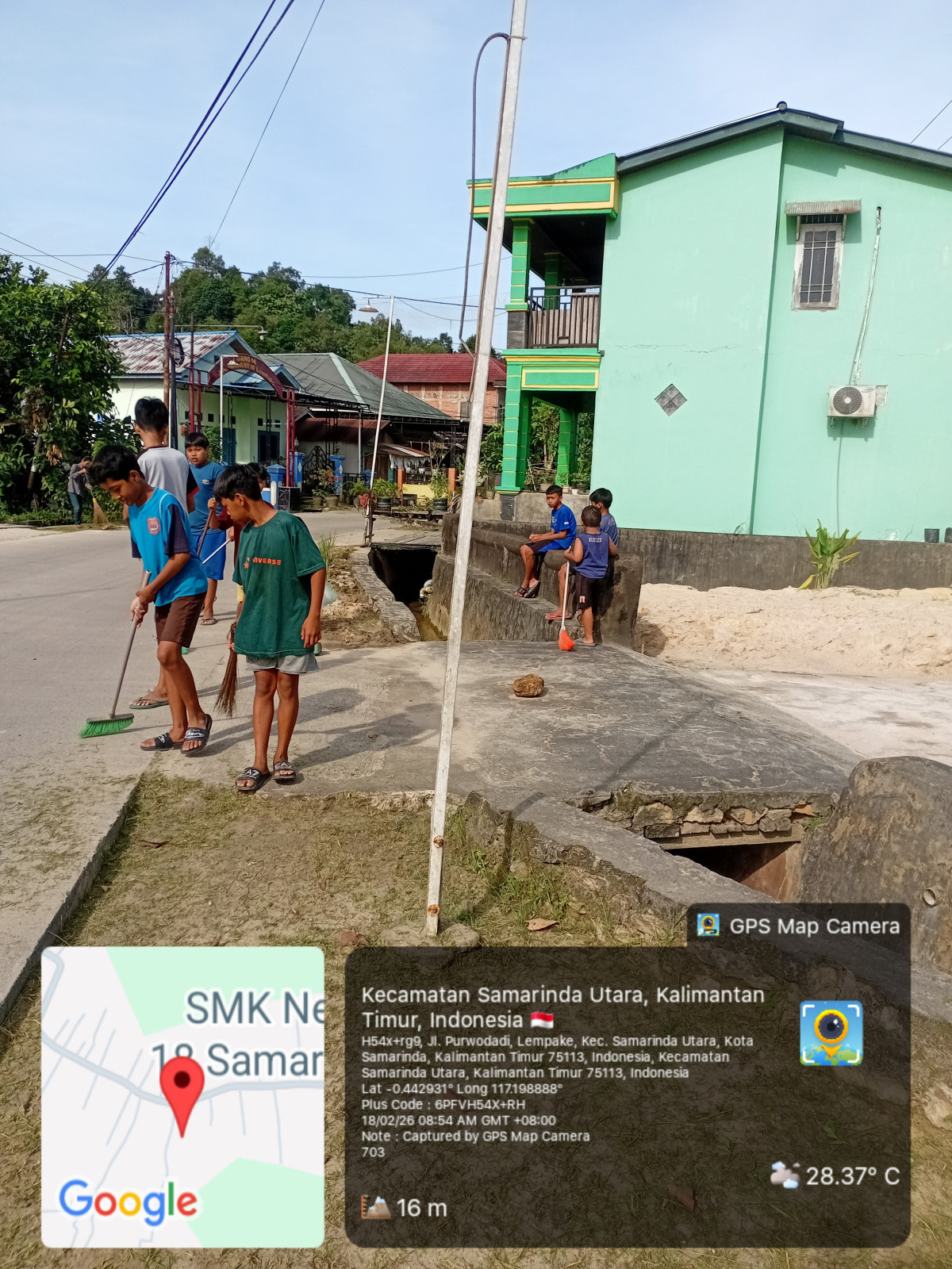 Membersihkan rumput dan sampah plstik