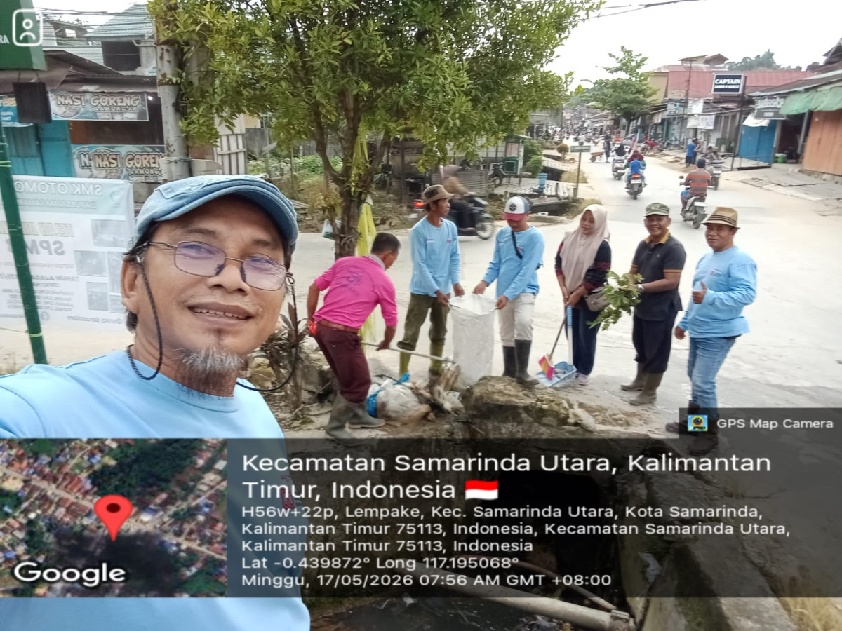 Membersihkan sampah dan pengerukan pasir di paret