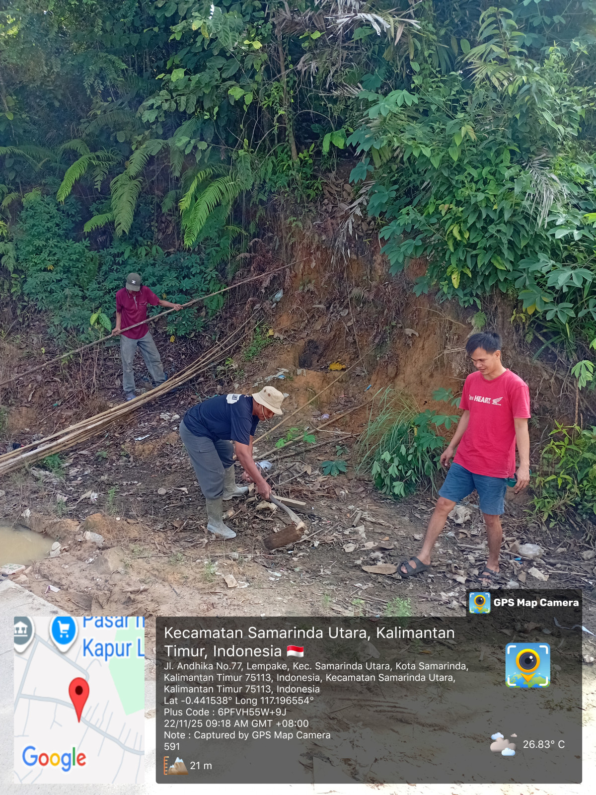 Melancarkan saluran air yg tersumbat
