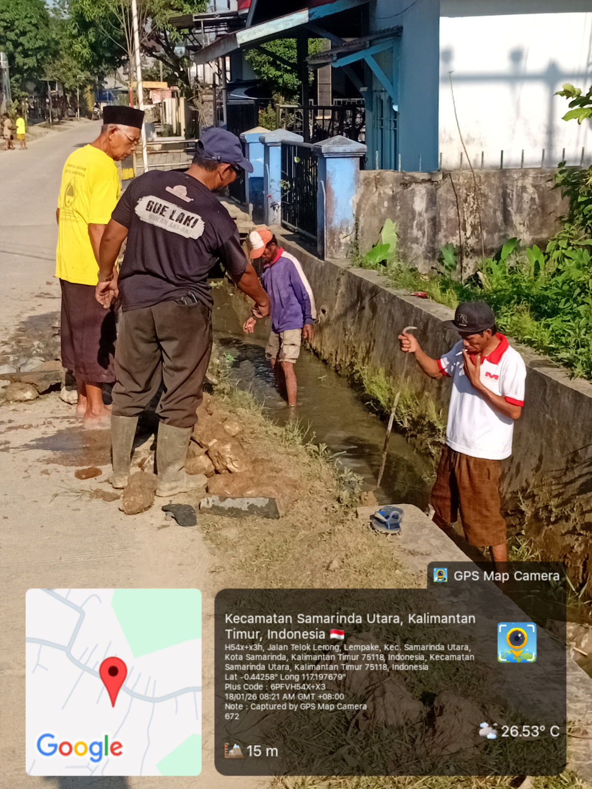 Membersihkan paret dan motong rumput