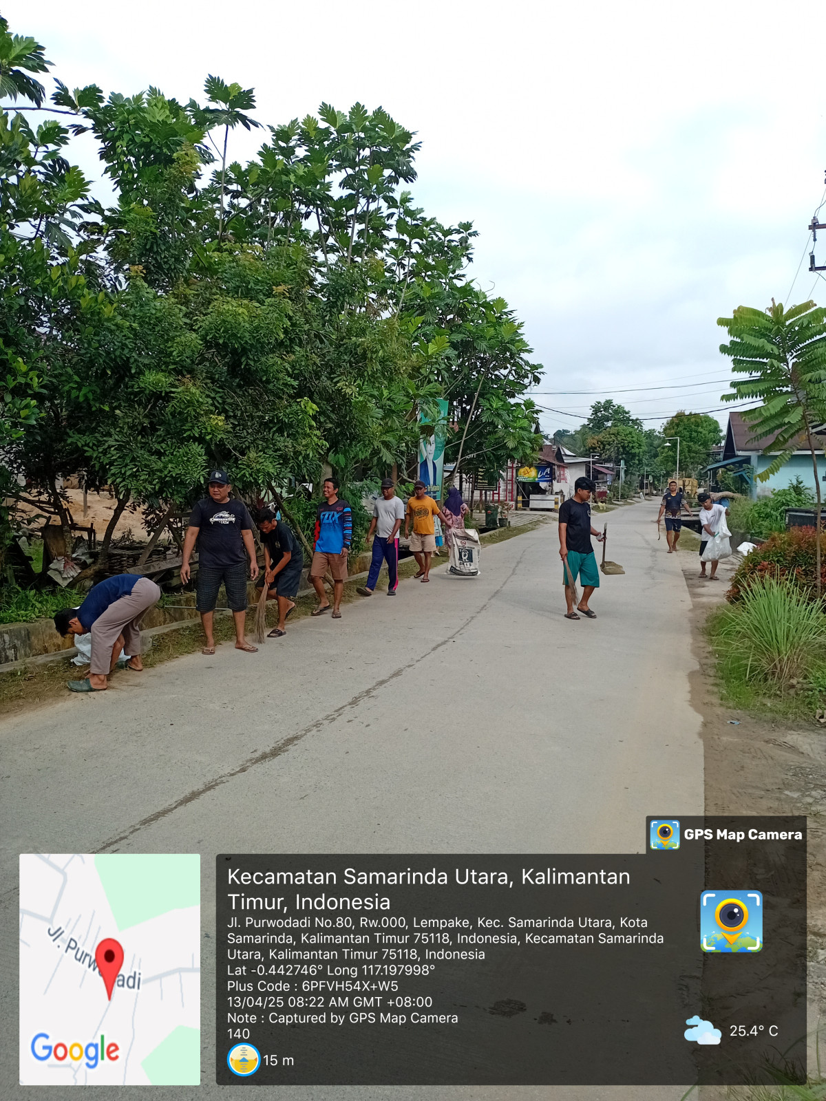 Membersihkan sampah plastik