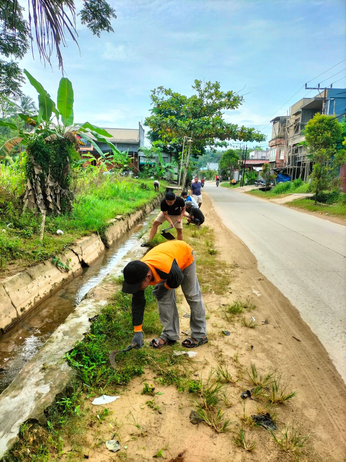 Membersihkan pinggir Jalan sukorejo