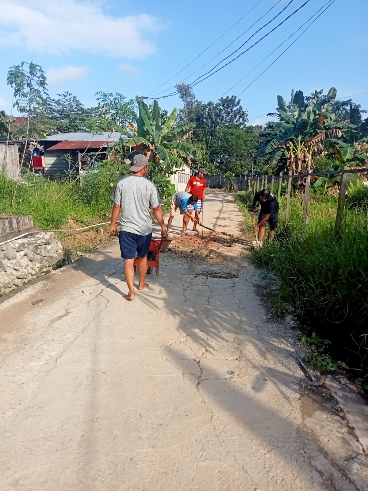 Memperbaiki jalan gang