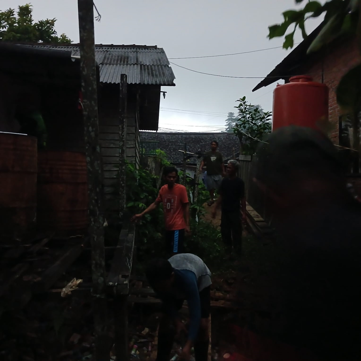 Bersama warga membersihkan lingkungan parit