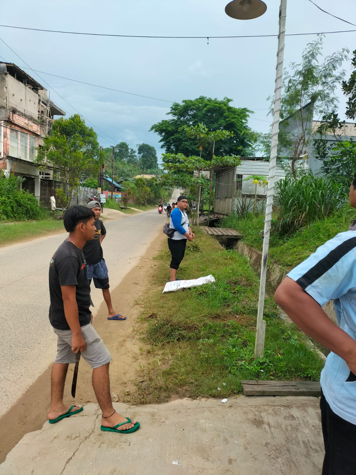 Pembersihan Pinggir jalan sukorejo dan pemungutan sampah plastik
