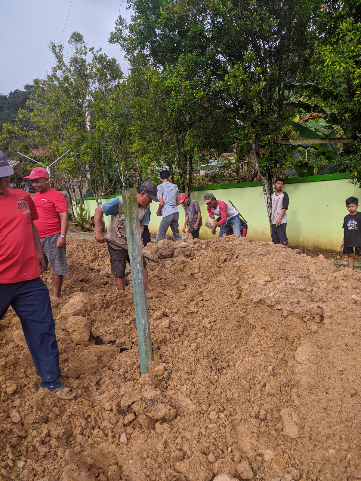 Gotong royong bersama pembersihan lahan bekas pembongkaran Masjid masjid