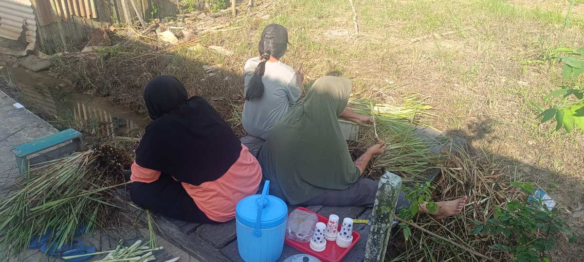 Gotong Royong Ibu Ibu Dasawisma
