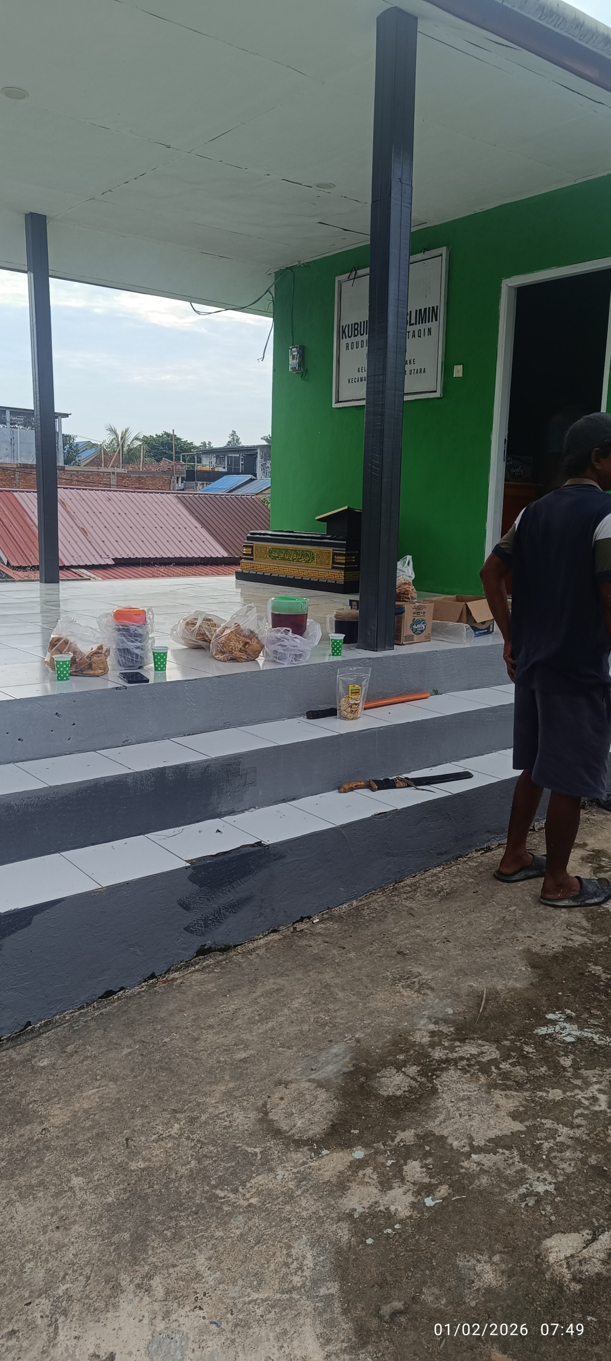 Kegiatan Kerja Bakti membersihkan Kuburan